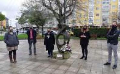 Minuto de silencio no Monumento á Muller no Día Internacional contra a violencia de xénero