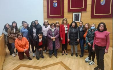 A alcaldesa recibiu a 20 mulleres que participan en cursos municipais
